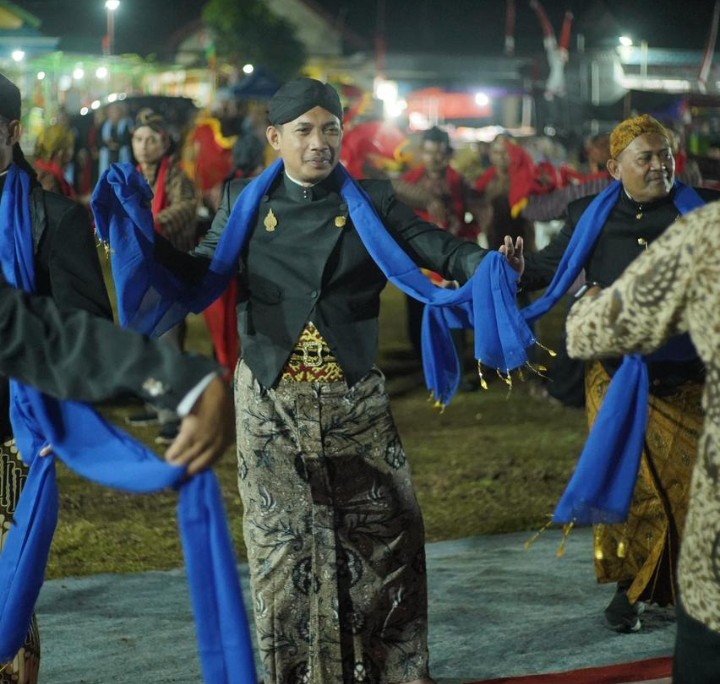 ASB ikut menari Langen Tayub. 