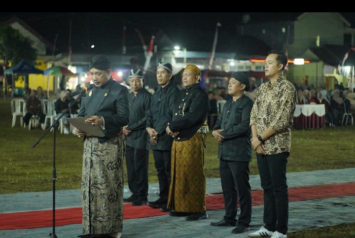 Ketua DPRD Arif Setia Budi, saat mengukuhkan Pengurus Langen Tayub Kecamatan Pringkuku.