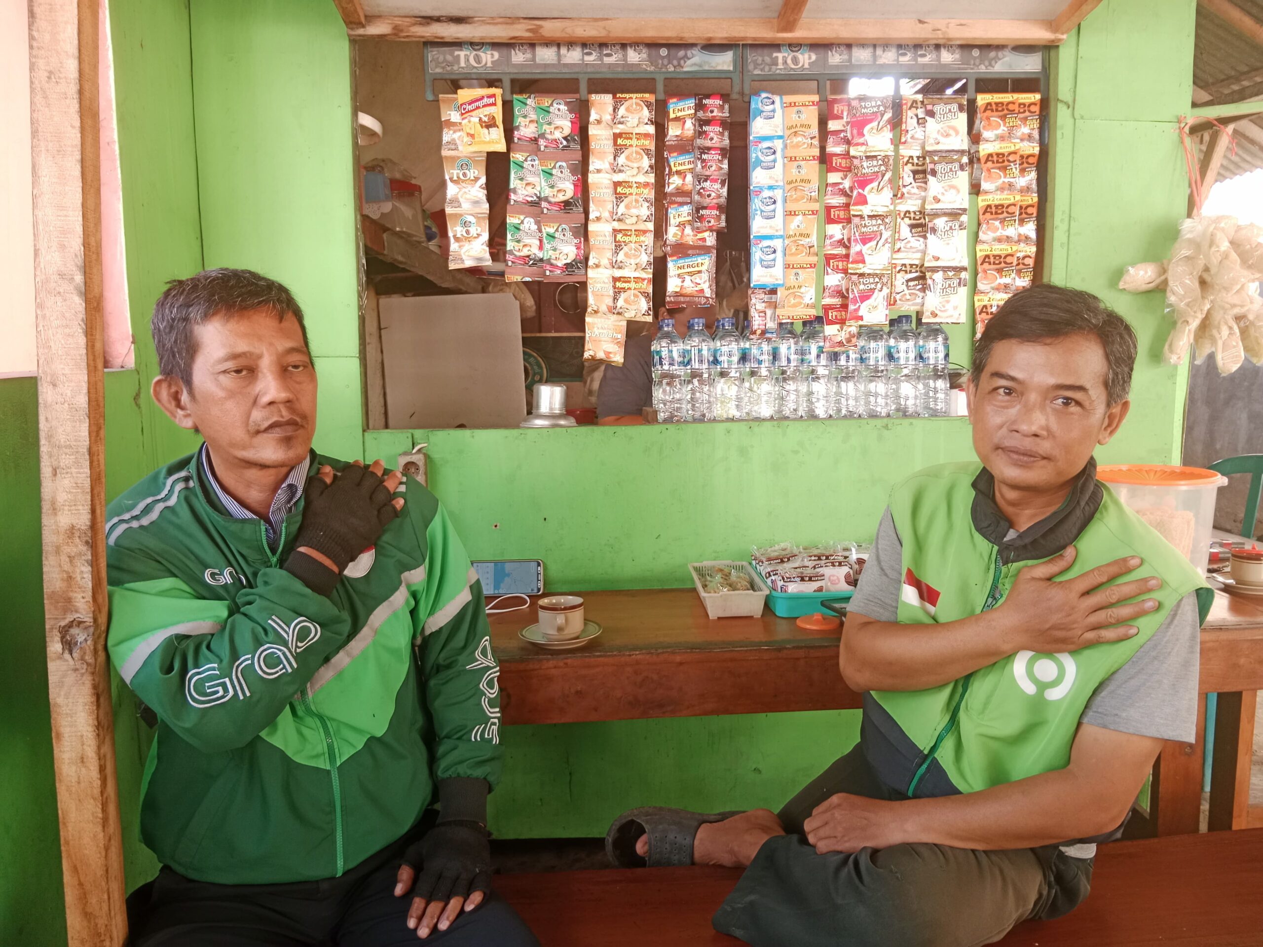 Iwan Pego (kiri) dan Bang Jack (kanan), berharap Kapolres Ayub tidak dimutasi dari Pacitan.