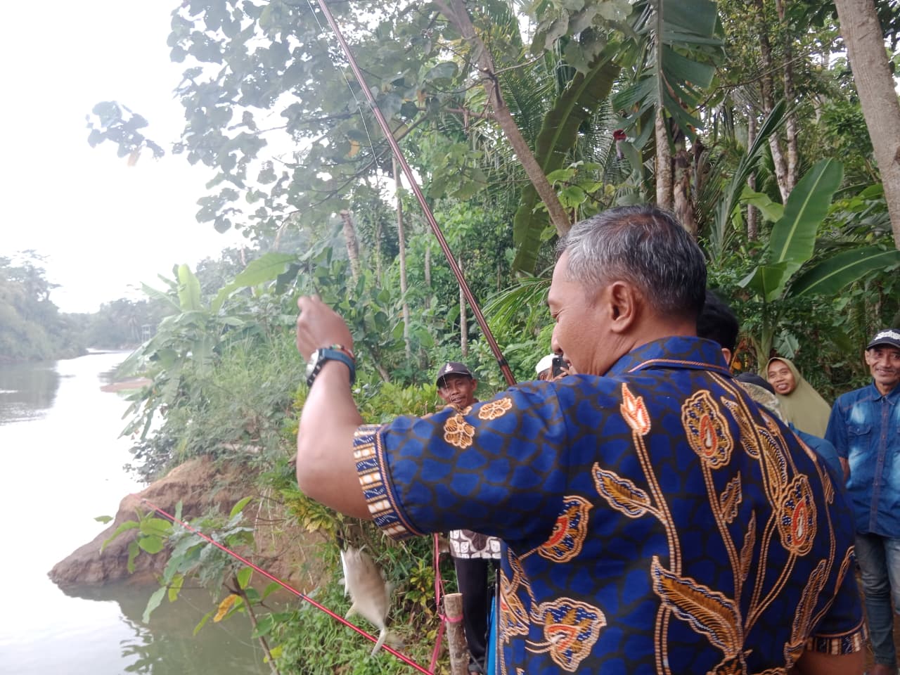 Bupati Aji saat mendapatkan ikan ketika memancing. 