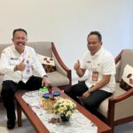 Staf Ahli Bupati Prayitno (kiri) bersama Kepala Bappedalitbang Pacitan, Heru Sukresno.