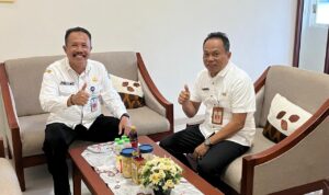 Staf Ahli Bupati Prayitno (kiri) bersama Kepala Bappedalitbang Pacitan, Heru Sukresno.