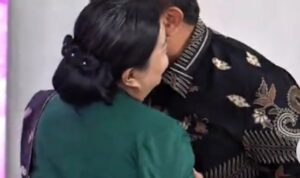 Wabup Pacitan Gagarin, saat memeluk dan mencium pipi belahan jiwanya pada momen Hari Ibu ke-97 di aula Pendopo Mas Tumenggung Djogokarjo.