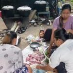 Ibu-ibu di Desa Jeruk, Kecamatan Bandar Pacitan, saat mempersiapkan bakar-bakar daging kambing menjelang malam pergantian tahun.