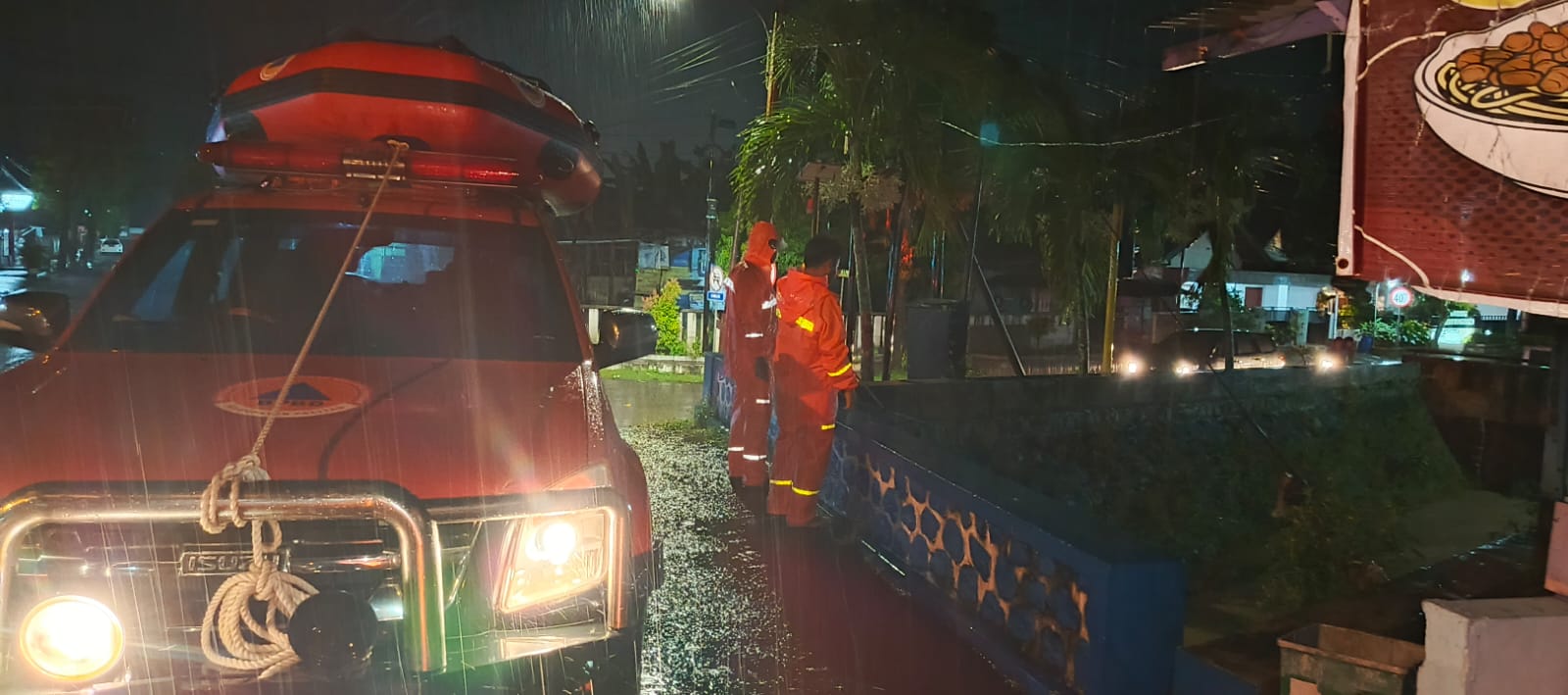 Personil BPBD Pacitan saat melakukan pemantauan di drainase Gerdon, Pucangsewu.
