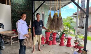 IMG-20260107-WA0015 Staf Ahli Bupati, Prayitno, saat meninjau perajin sapu lidi.