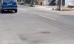 Salah satu dari sekian bopeng jalan disepanjang Jl Gatot Subroto Pacitan.
