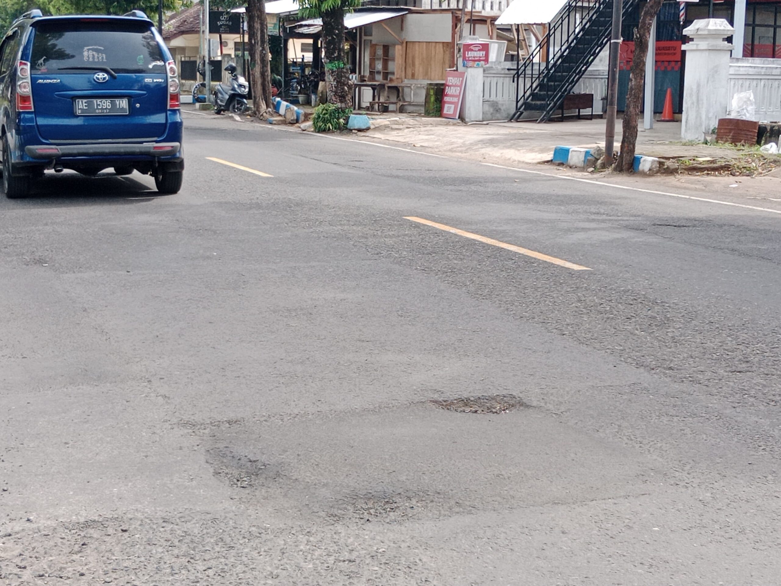 Salah satu dari sekian bopeng jalan disepanjang Jl Gatot Subroto Pacitan.