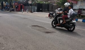 Salah satu lubang jalan di selatan Terminal Bus Pacitan yang masih dibiarkan menganga.