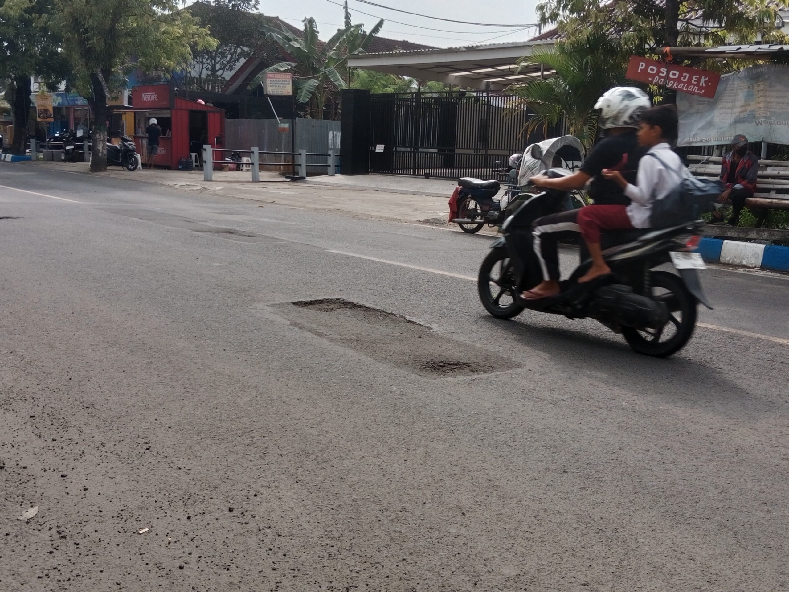 Salah satu lubang jalan di selatan Terminal Bus Pacitan yang masih dibiarkan menganga.