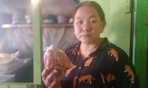 Salah seorang pemilik warung makan di Pacitan, Sri.