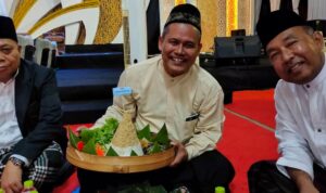 Inspektur, inspektorat Pacitan, KH. Mahmud (tengah).