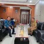 Staf Ahli Bupati Pacitan, Bidang Pembangunan, Ekonomi dan Keuangan Prayitno, saat berkoordinasi dengan Ka. UPT PJJ Pacitan, Dinas Bina Marga Pemprov Jatim, Budi Harisantoso.