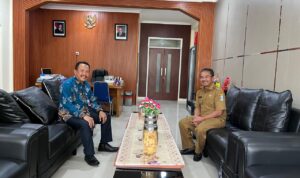 Staf Ahli Bupati Pacitan, Bidang Pembangunan, Ekonomi dan Keuangan Prayitno, saat berkoordinasi dengan Ka. UPT PJJ Pacitan, Dinas Bina Marga Pemprov Jatim, Budi Harisantoso.