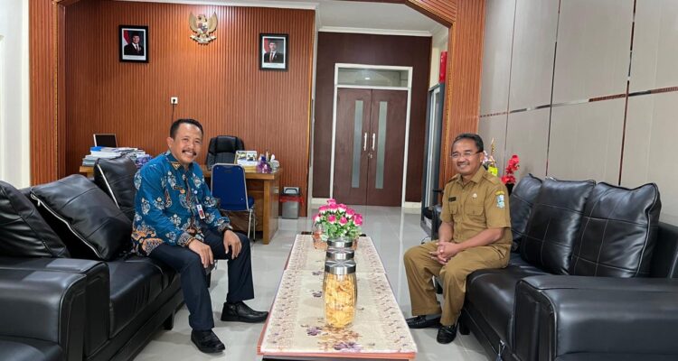 Staf Ahli Bupati Pacitan, Bidang Pembangunan, Ekonomi dan Keuangan Prayitno, saat berkoordinasi dengan Ka. UPT PJJ Pacitan, Dinas Bina Marga Pemprov Jatim, Budi Harisantoso.