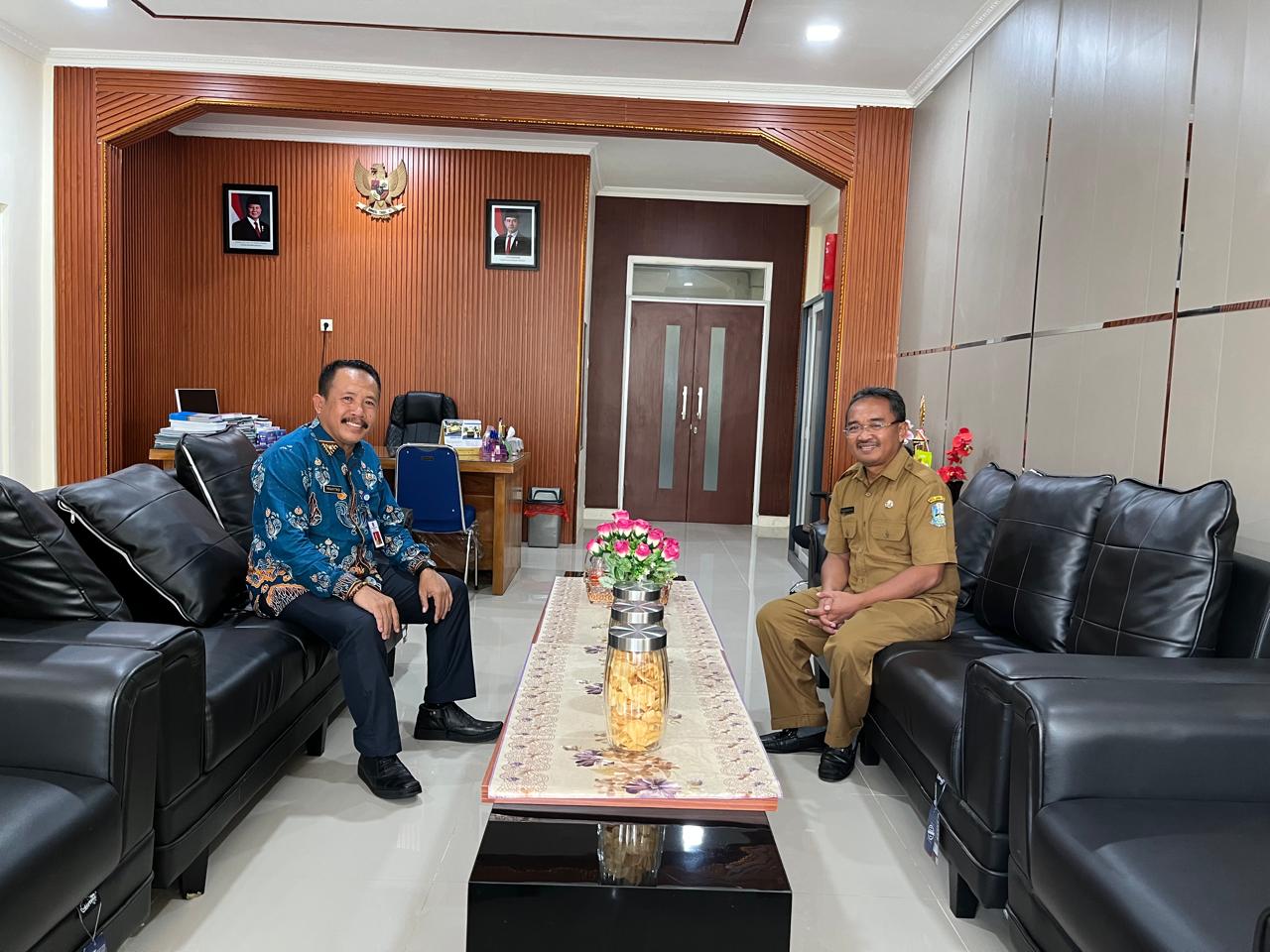 IMG-20260202-WA0029 Staf Ahli Bupati Pacitan, Bidang Pembangunan, Ekonomi dan Keuangan Prayitno, saat berkoordinasi dengan Ka. UPT PJJ Pacitan, Dinas Bina Marga Pemprov Jatim, Budi Harisantoso.