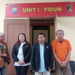 Kakek Tarman saat keluar dari Mapolres Pacitan didampingi kuasa hukumnya.