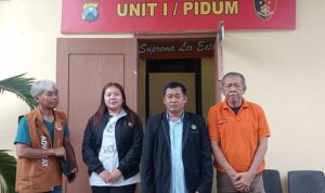 Kakek Tarman saat keluar dari Mapolres Pacitan didampingi kuasa hukumnya.