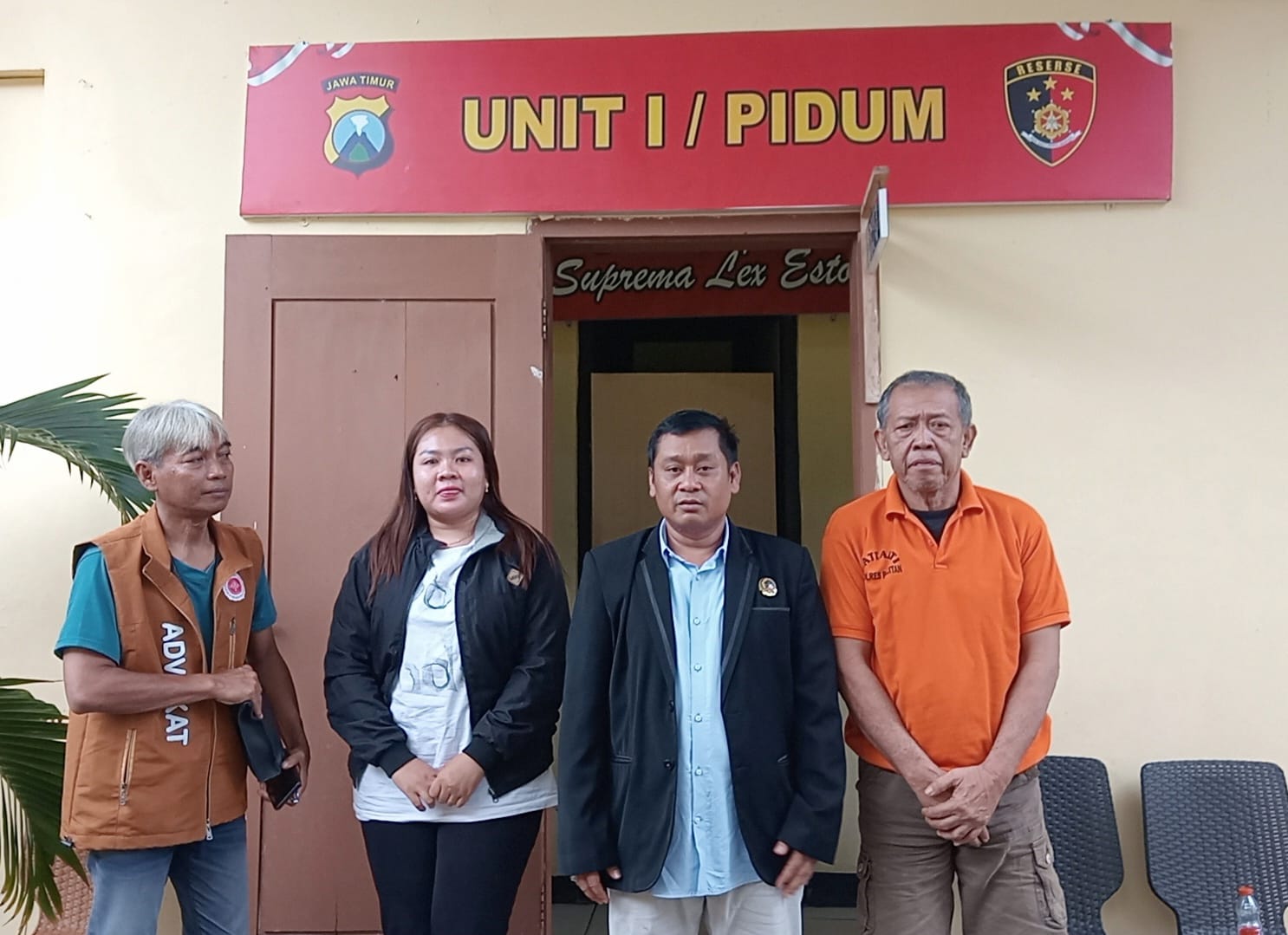 Kakek Tarman saat keluar dari Mapolres Pacitan didampingi kuasa hukumnya.