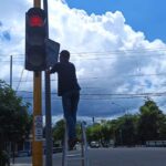 Teknisi dari Dishub Pacitan, saat melakukan perbaikan bolam lampu Apiil di persimpangan Alijah.