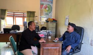 Staf Ahli Bupati Pacitan, Bidang Pembangunan Ekonomi dan Keuangan, Prayitno, saat berkunjung ke Desa Tanjungporo bertemu Kades Tukiyadi.