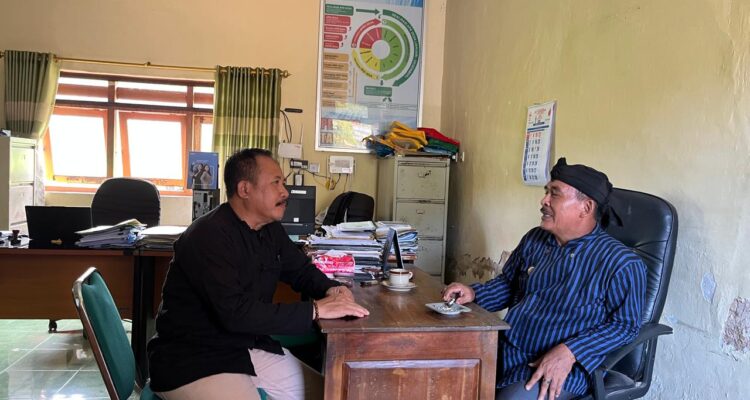 Staf Ahli Bupati Pacitan, Bidang Pembangunan Ekonomi dan Keuangan, Prayitno, saat berkunjung ke Desa Tanjungporo bertemu Kades Tukiyadi.