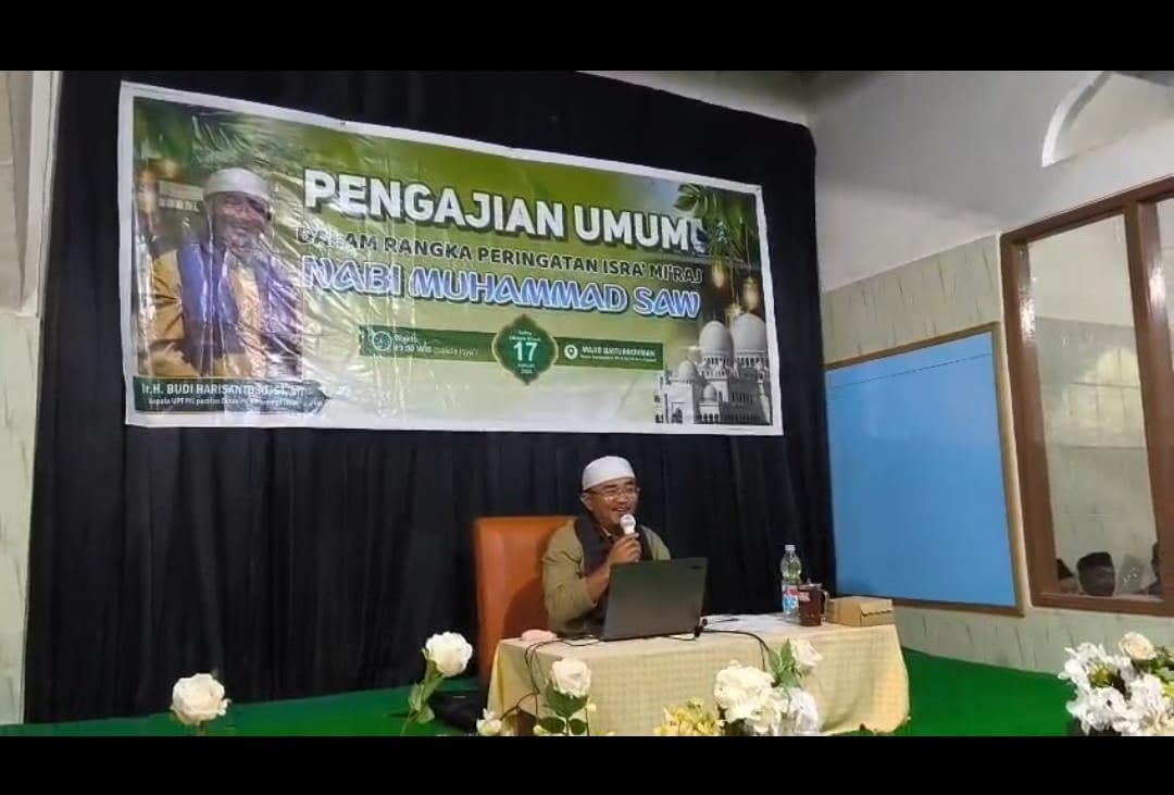 Budi Harisantoso saat memberikan tauziah.