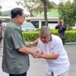 Gestur Sekda Maulana Heru Wiwoho Supadi Putro saat sambut kedatangan SBY di Pacitan, pantik spekulasi publik.