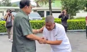 Gestur Sekda Maulana Heru Wiwoho Supadi Putro saat sambut kedatangan SBY di Pacitan, pantik spekulasi publik.