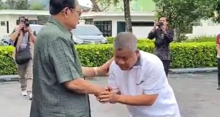 Gestur Sekda Maulana Heru Wiwoho Supadi Putro saat sambut kedatangan SBY di Pacitan, pantik spekulasi publik.