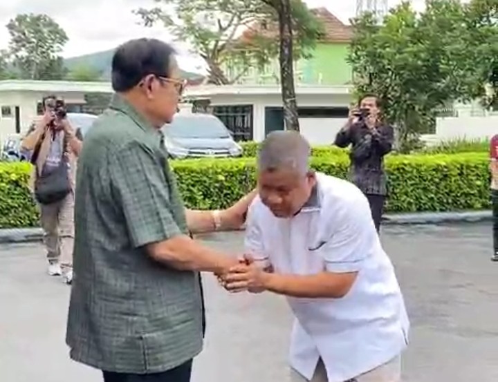 Gestur Sekda Maulana Heru Wiwoho Supadi Putro saat sambut kedatangan SBY di Pacitan, pantik spekulasi publik.