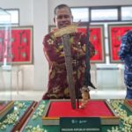 Inspektur Inspektorat Pacitan, KH. Mahmud saat melihat pameran benda pusaka.