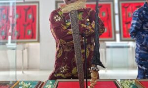 Inspektur Inspektorat Pacitan, KH. Mahmud saat melihat pameran benda pusaka.