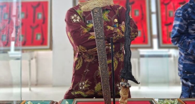 Inspektur Inspektorat Pacitan, KH. Mahmud saat melihat pameran benda pusaka.
