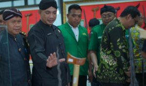 Ketua DPRD Pacitan, Dr. Arif Setia Budi, S. Soal, MPA, saat mengecek aura magic salah satu pusaka.