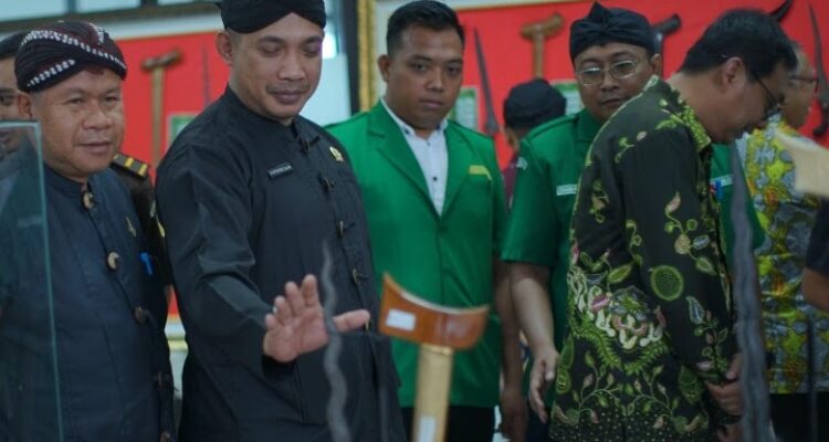 Ketua DPRD Pacitan, Dr. Arif Setia Budi, S. Soal, MPA, saat mengecek aura magic salah satu pusaka.