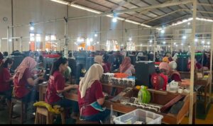 Ratusan pekerja di PR Mulia Agung Pacitan, masih tetap eksis meski dihempas badai krisis.