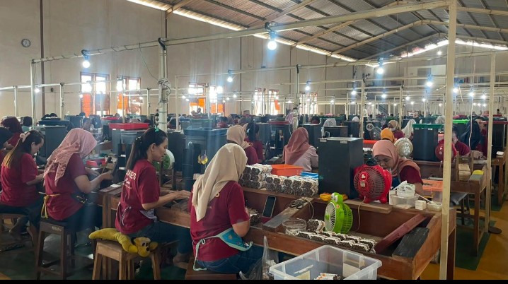 Ratusan pekerja di PR Mulia Agung Pacitan, masih tetap eksis meski dihempas badai krisis.