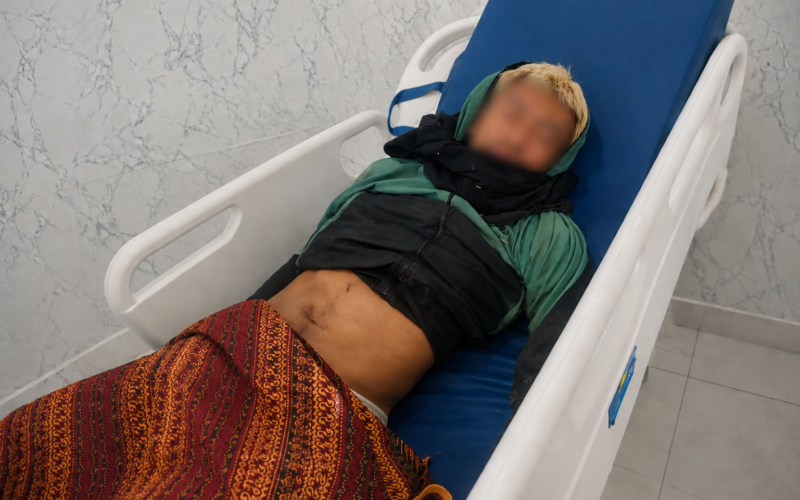 Jamin terduga pelaku pencurian porang babak belur dihajar warga.